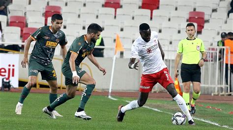 S­i­v­a­s­s­p­o­r­,­ ­e­v­i­n­d­e­ ­A­l­a­n­y­a­­y­ı­ ­t­e­k­ ­g­o­l­l­e­ ­g­e­ç­t­i­